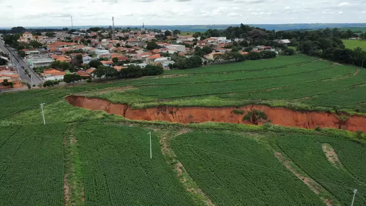 Cratera ameaça Lupércio no interior de São Paulo: prefeitura solicita vistoria urgente Cratera ameaça Lupércio no interior de São Paulo: prefeitura solicita vistoria urgente